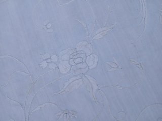 ANTIGUO MANTON DE MANILA DE SEDA EN BLANCO BORDADO