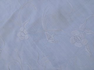 ANTIGUO MANTON DE MANILA DE SEDA EN BLANCO BORDADO