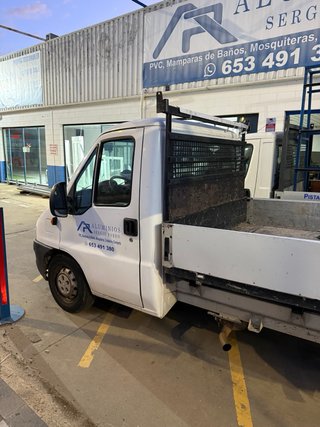 Se vende furgoneta con caja abierta.