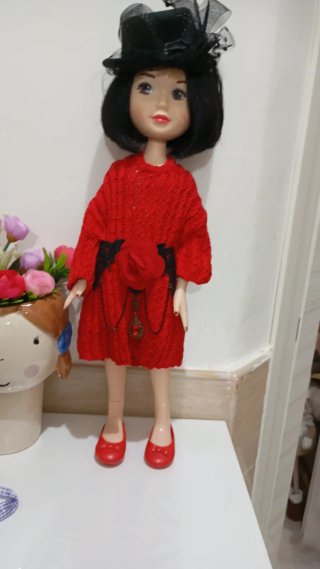 Bambola vintage con cappello e vestito rosso