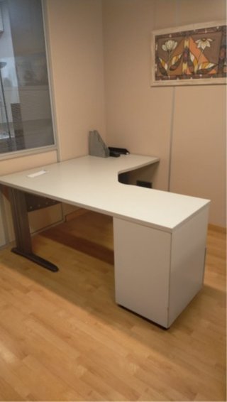 Mesa oficina modular y armarios
