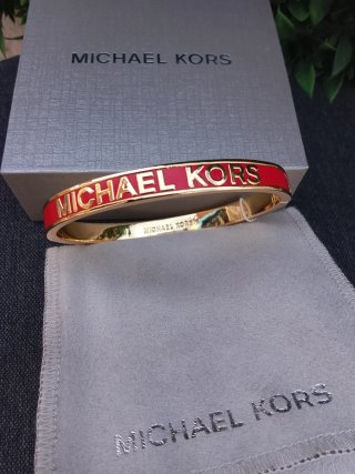 Brazalete Michael Kors Oro y Rojo. Precio Final.