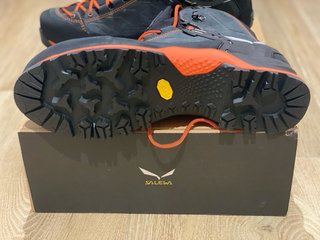 Botas de Montaña Salewa Negras y Naranjas