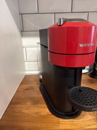 Cafetera Nespresso Vertuo Roja