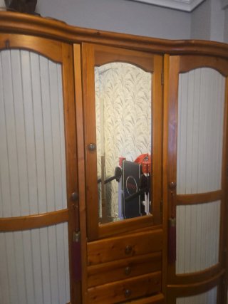 Armario de madera con puertas y cajones