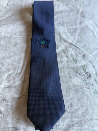 Corbata azul marino con bordado de árbol