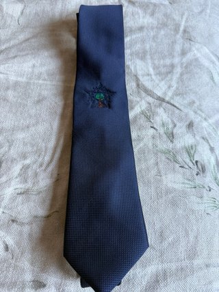 Corbata azul marino con bordado de árbol