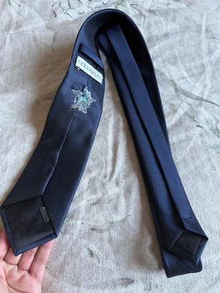Corbata azul marino con bordado de árbol