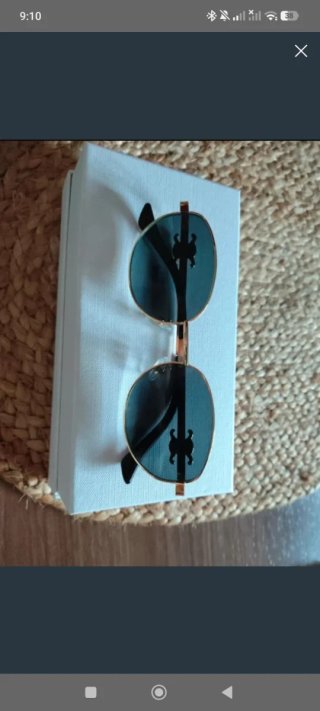 Gafas de sol montura dorada y lentes negras