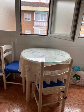 Mesa redonda y 2 sillas cocina