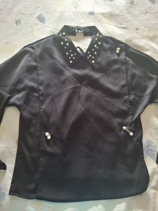 Blusa elegante con adornos