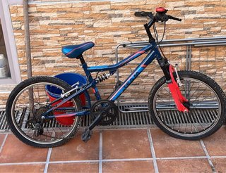 Bicicleta de montaña azul y roja