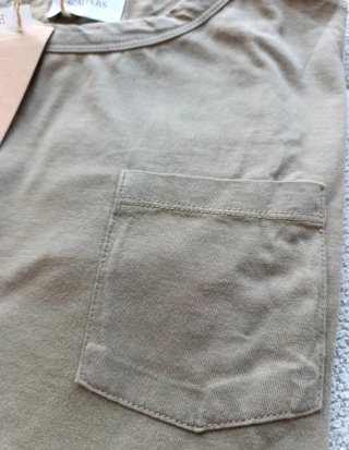 Camiseta Scalpers verde oliva con bolsillo