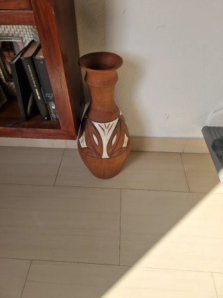 Jarrón de cerámica marrón con diseño