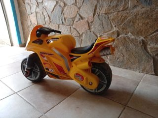 Moto de juguete amarilla INJUSA Winner