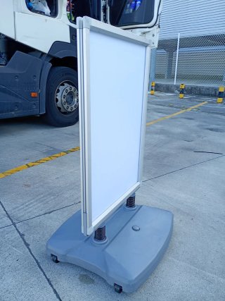 Porta carteles A-frame blanco