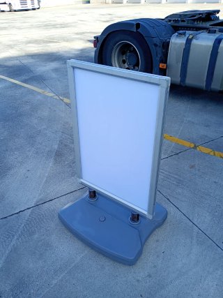 Porta carteles A-frame blanco