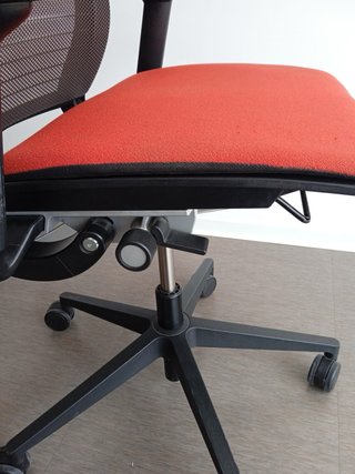 Silla de oficina Steelcase roja y negra