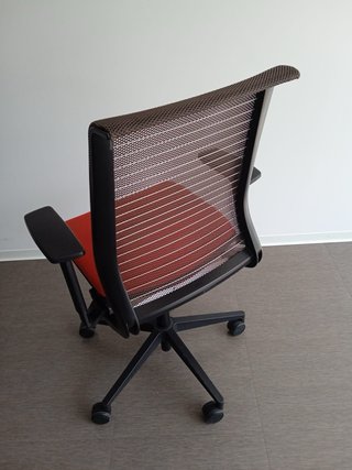 Silla de oficina Steelcase roja y negra