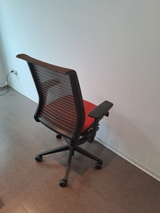 Silla de oficina Steelcase roja y negra