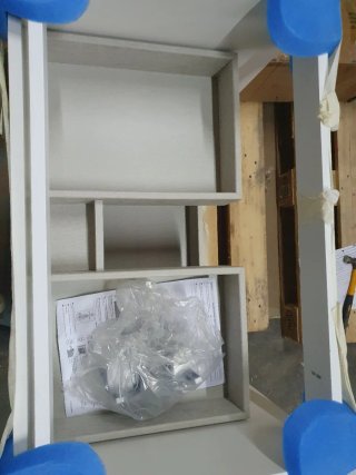Mueble de baño blanco , lavabo y espejo