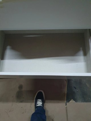 Mueble de baño blanco , lavabo y espejo