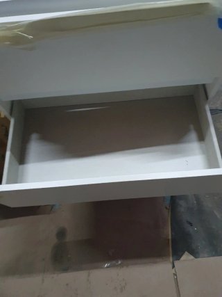 Mueble de baño blanco , lavabo y espejo