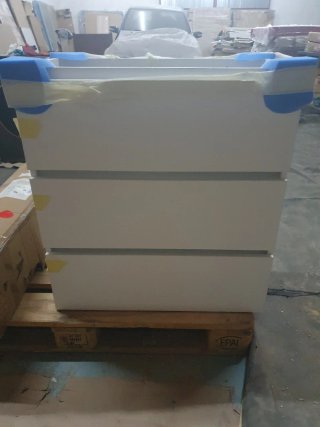 Mueble de baño blanco , lavabo y espejo