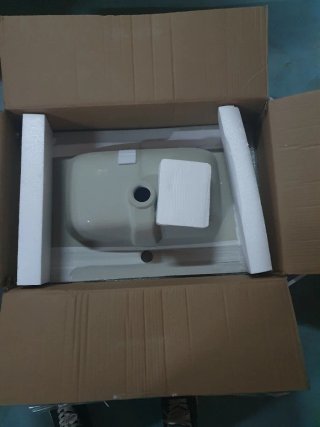 Mueble de baño blanco , lavabo y espejo