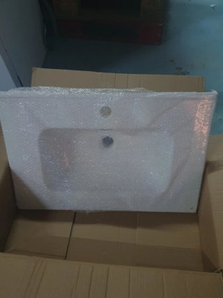 Mueble de baño blanco , lavabo y espejo