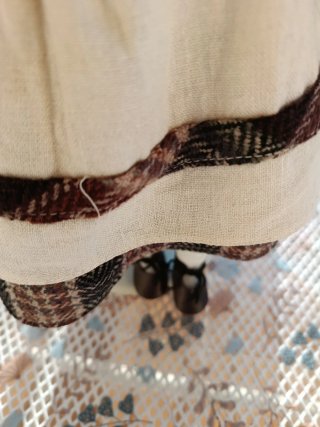 Muñeca de porcelana con vestido