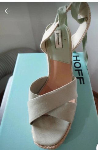Sandalias cuña Stradivarius verde y beige