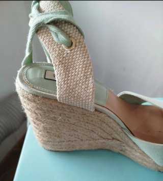 Sandalias cuña Stradivarius verde y beige