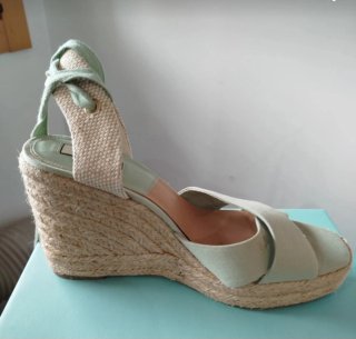 Sandalias cuña Stradivarius verde y beige