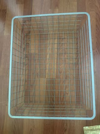 Cesta de metal plateada para almacenaje