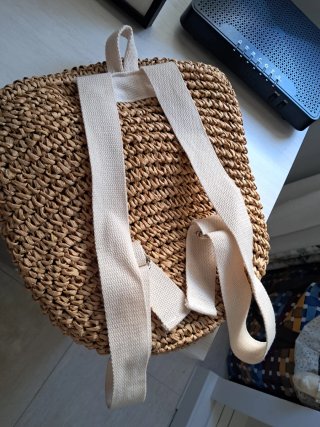 Mochila de rafia con flores