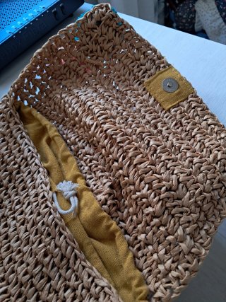 Mochila de rafia con flores