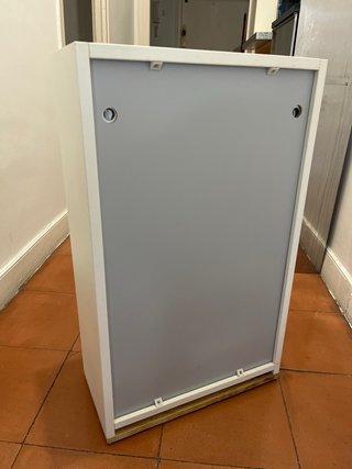 Mueble de baño blanco con baldas de cristal