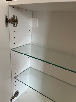 Mueble de baño blanco con baldas de cristal