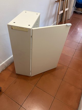 Mueble de baño blanco con baldas de cristal
