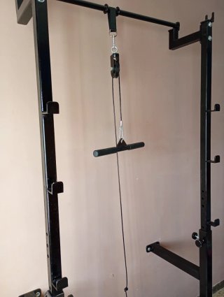 Rack de musculación con banco y accesorios