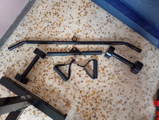 Rack de musculación con banco y accesorios