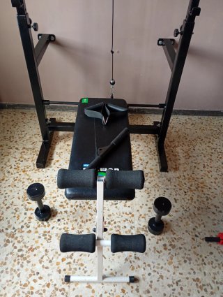 Rack de musculación con banco y accesorios