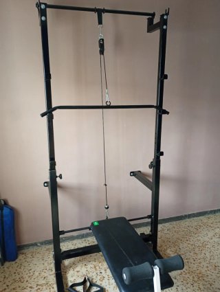 Rack de musculación con banco y accesorios