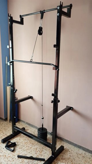Rack de musculación con banco y accesorios