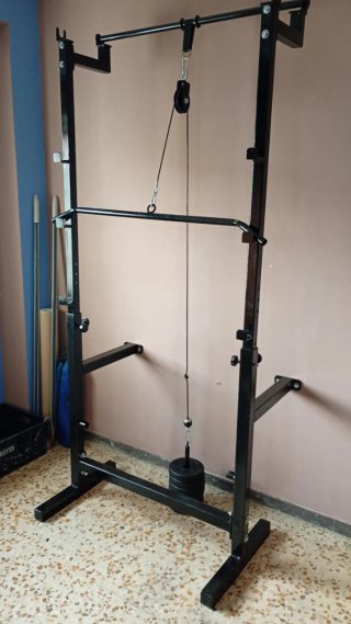 Rack de musculación con banco y accesorios