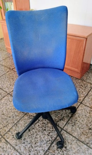 Silla de oficina ergonómica azul y negra