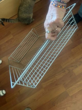 Cesta metálica plateada para almacenaje.
