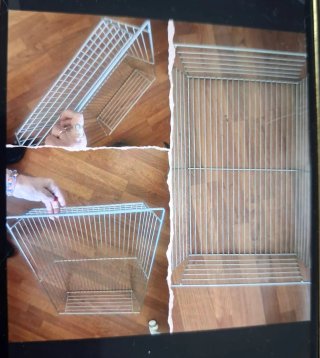 Cesta metálica plateada para almacenaje.