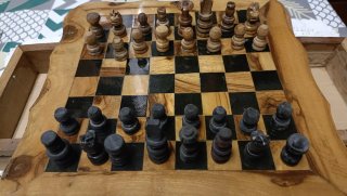 Juego de ajedrez de madera!Mide 27x27 cms